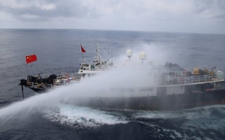 东沙海域禁渔 台海巡舰水炮驱离违规中籍渔船