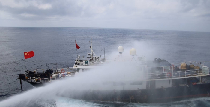 东沙海域禁渔 台海巡舰水炮驱离违规中籍渔船