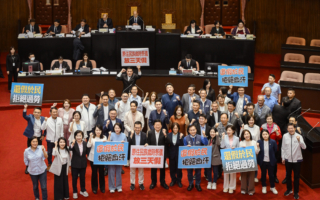 立院三讀國定假日增4天 勞動節全民放假