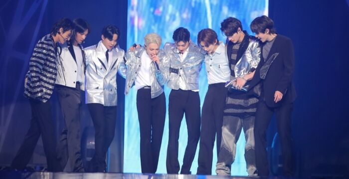 ATEEZ演唱会电影上映 成员提票房公约引笑声