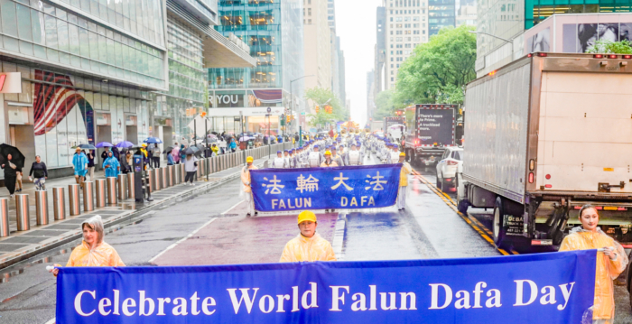 法轮功大游行中共雇人举牌搅局 律师解析