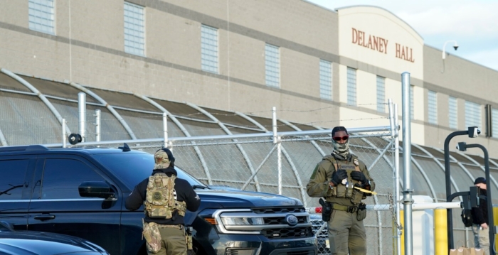 涉嫌违法闯入ICE拘留中心 纽瓦克市长被捕