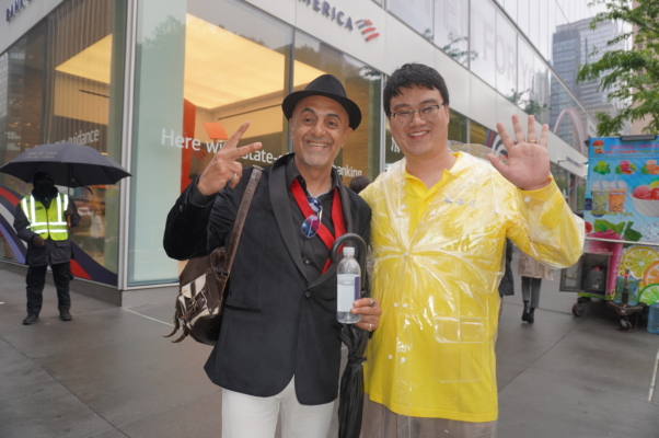 图说:Albert Shaltiel(左) 是非政府机构ILAI Fund的创始人兼董事,5月9日,他观看了纽约法轮功大游行。(李辰/大纪元)