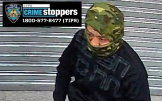 法拉盛手機店遭搶劫 警方公布搶匪形象