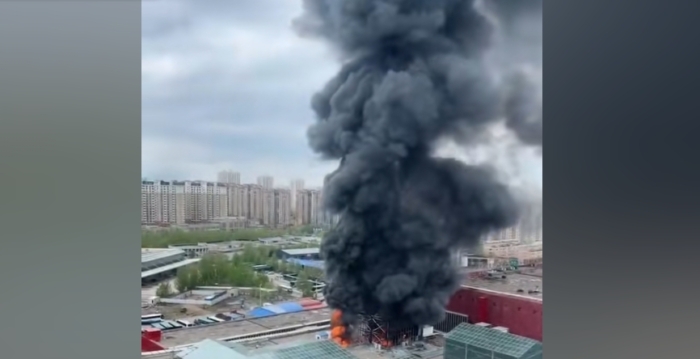 吉林市一商场突然起火 消防车一度被堵