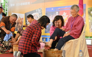 甲父母洗腳感恩孝親 宜蘭傳承18載