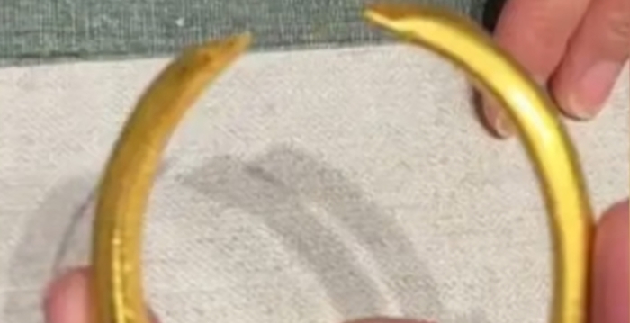 金手镯流出液体 南京女疑买到“注水黄金”