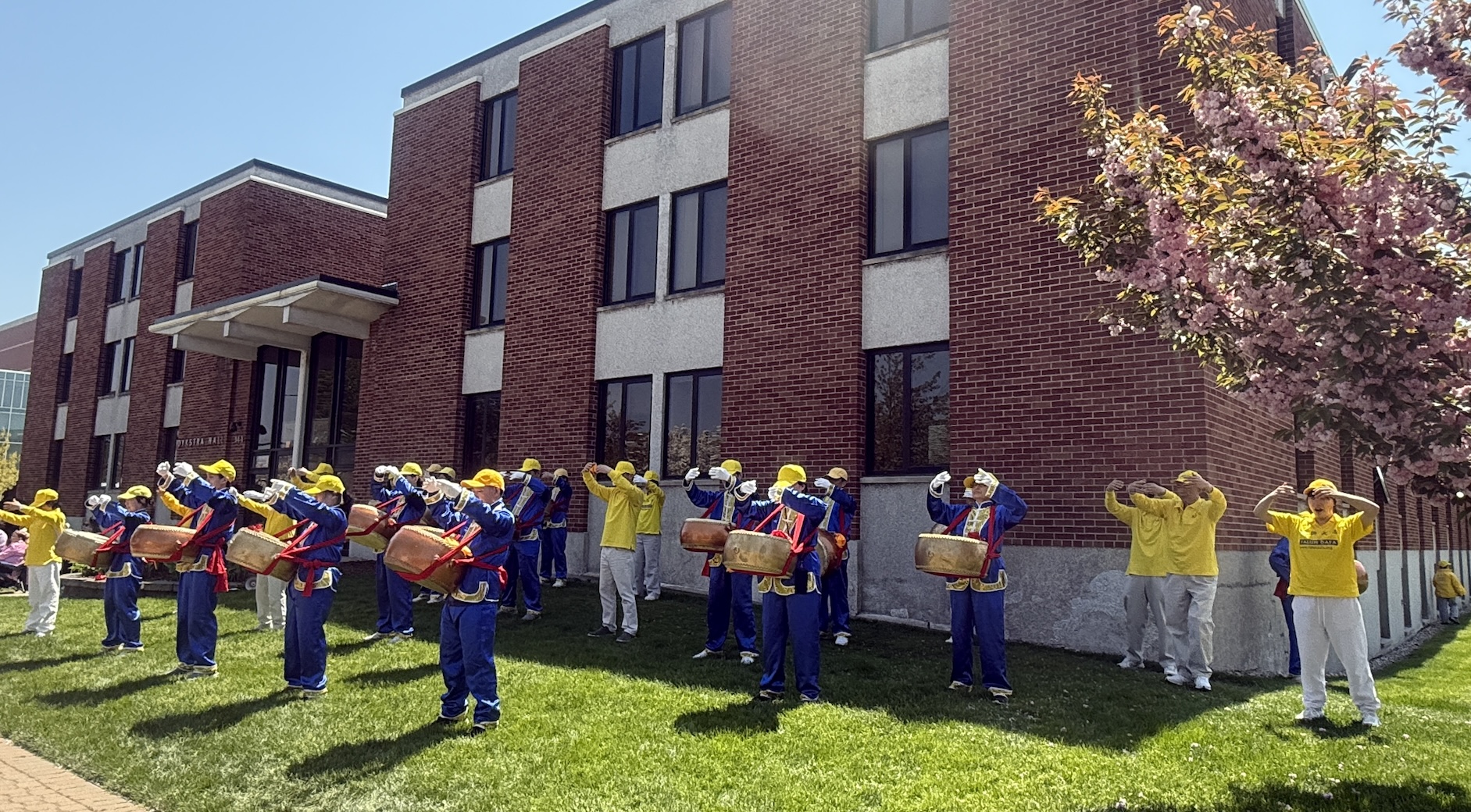 在節日大遊行前,法輪功學員在遊行起點集體煉功,給喧鬧的街道帶來寧靜祥和。(卓靜/大紀元)