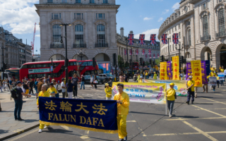 庆世界法轮大法日 英国学员感激师尊救度之恩