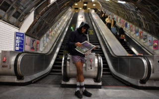 伦敦地铁突发停电 导致通勤高峰交通中断