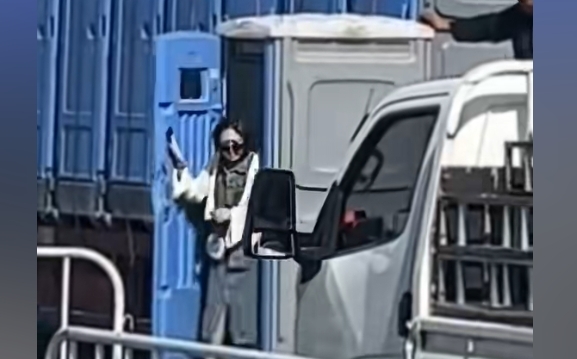 河北一女子使用移动厕所 连人带厕所被运走