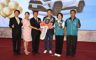 耀宽营造捐赠狮潭公所公务车 县长见证善举