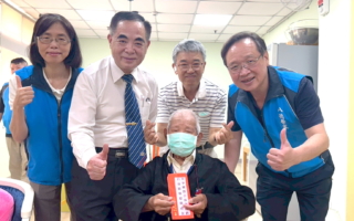 中华佛教善缘慈善会关怀耆老 慰问八德荣家百岁长者