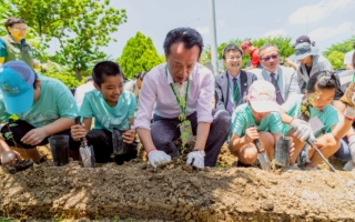 嘉县复育阿里山油菊 翁章梁带小朋友种树苗