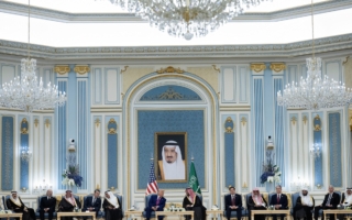 分析：川普的不干涉主义与抗共三重布局