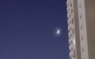 新疆多地现不明飞行物 像月亮一样亮