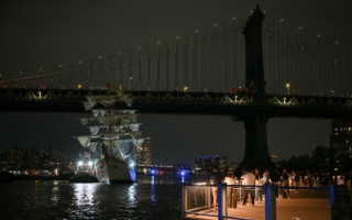 墨西哥海軍船撞上紐約布魯克林大橋 多人傷