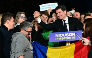 罗马尼亚总统决选 中间派候选人获胜