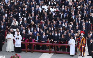 组图：新教宗良十四世就职弥撒 25万人参加