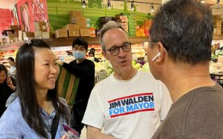 市长独立参选人华尔登访法拉盛 誓言把常识带回纽约市