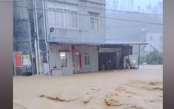 广东茂名暴雨致山体滑坡 多人被埋已2人亡