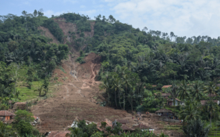 印尼一座金矿发生山体滑坡 至少19人失联