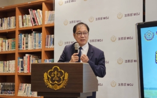 施政周年 法务部长：以刚止恶回应挑战