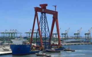中制龙门吊车矗立高雄港码头 航港局：将资安查核