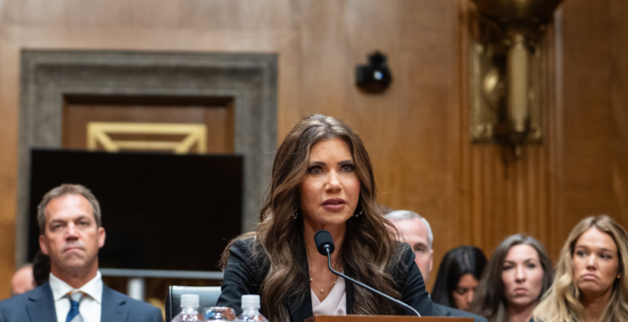 美DHS部长警告中国留学生:勿为中共做间谍