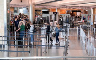 炸弹威胁致圣地亚哥机场飞机停飞五小时