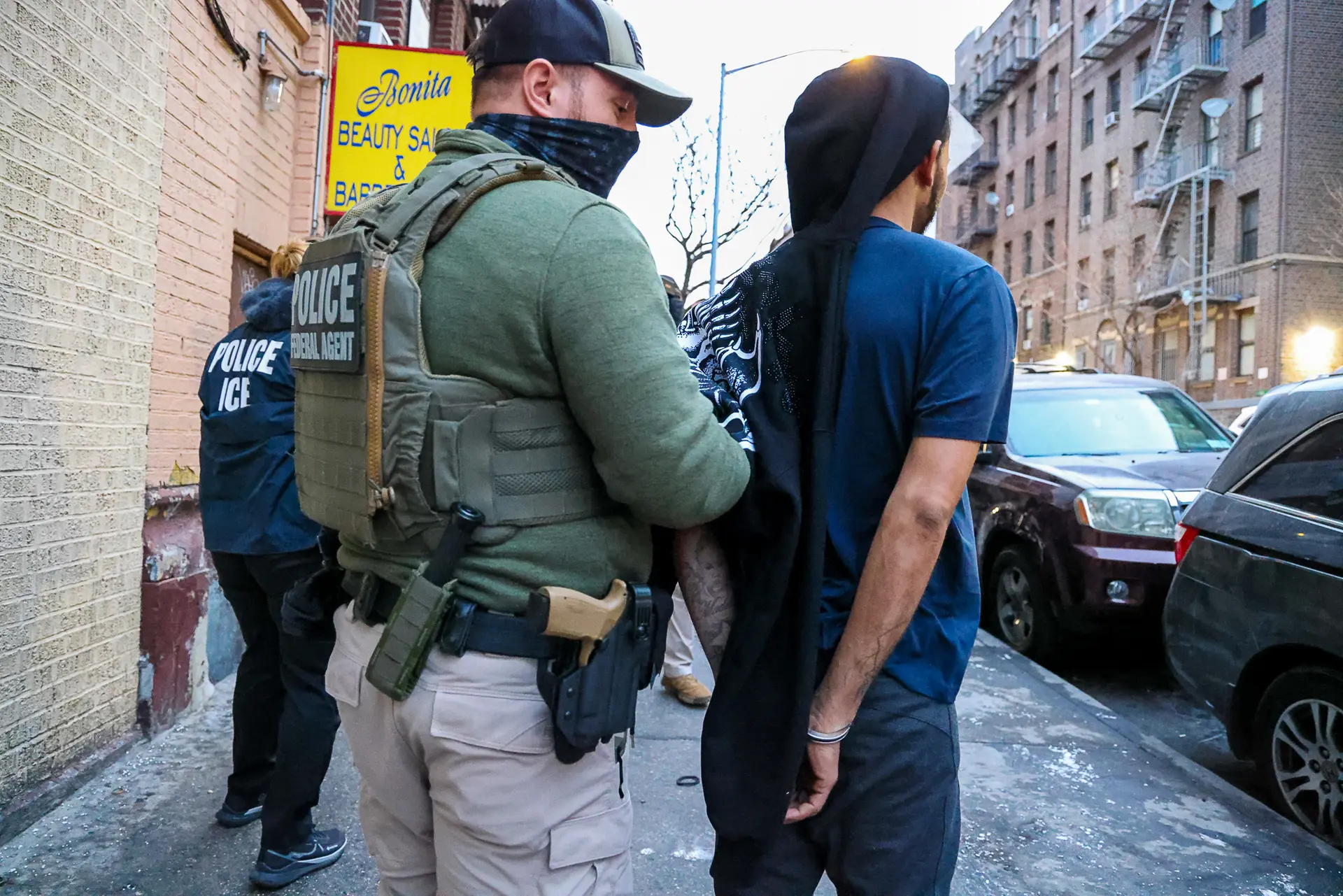 2025年1月28日,美國移民與海關執法局(ICE, Immigration and Customs Enforcement)下屬的「紐約市逃犯行動小組」在紐約市逮捕一名來自多明尼加共和國的非法移民。(美國移民與海關執法局/Getty Images)