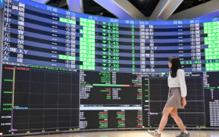 台股4月历经暴跌 散户风向指标不减反增