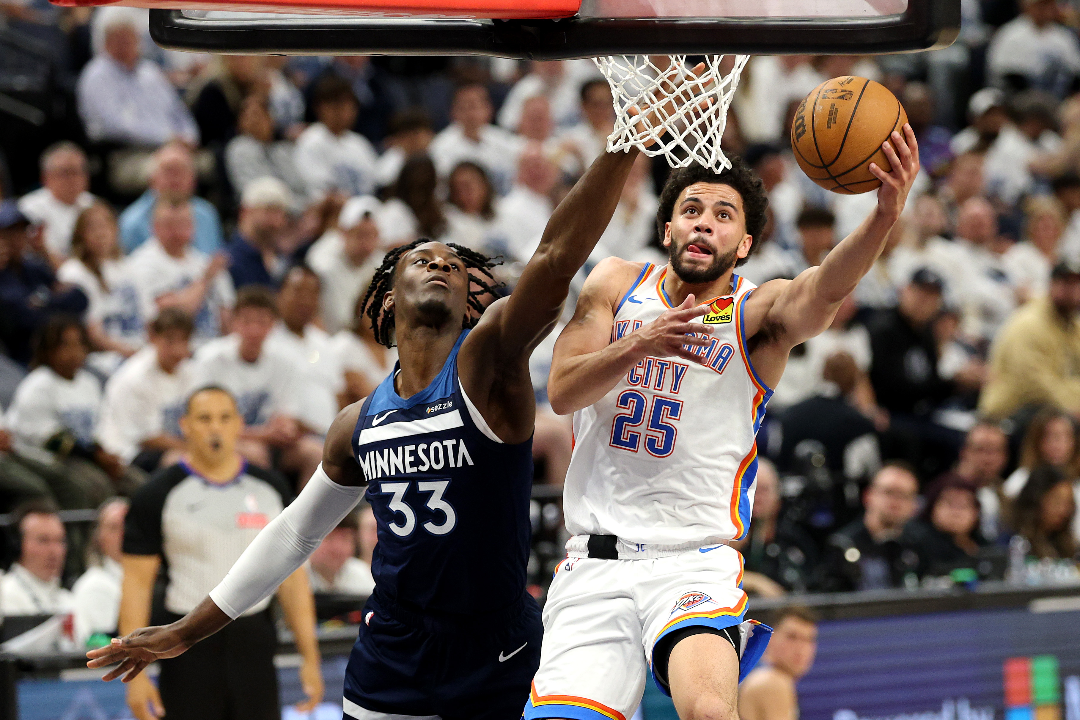 2025年5月24日,NBA季后赛西部决赛第三战,明尼苏达森林狼队在主场以143:101狂胜俄克拉荷马城雷霆队42分,将总比分追至1:2。图为双方球员在比赛中拼抢瞬间。(David Berding/Getty Images)