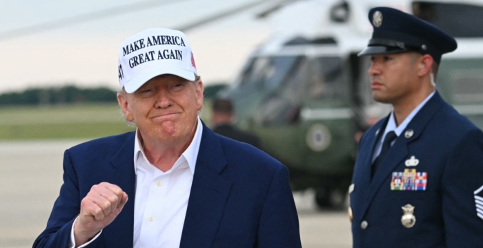 川普:美国要制造坦克和芯片 而非T恤鞋子