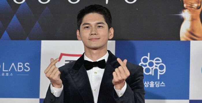 邕圣祐盼回报粉丝 于粉丝纪念日赠礼与唱歌