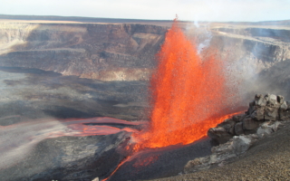 「熔岩噴泉」 夏威夷火山狂噴千英尺岩漿