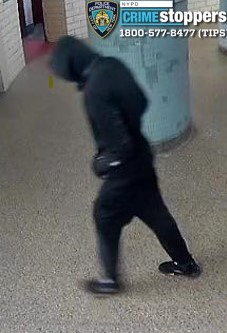 警方正在通緝此嫌犯,他於上週六在布朗士區襲擊了一名下班警察。
