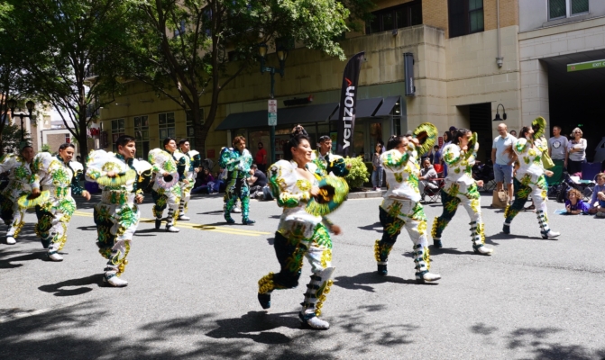 5月26日,美国大华府地区马里兰州罗克韦尔市和弗吉尼亚州的瀑布教堂市举行了阵亡将士纪念日游行。华府部分法轮功学员应邀参加,受到当地民众的喜爱。(张予/大纪元)
