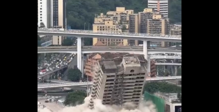 重庆一地标被爆破后 附近公寓现裂缝