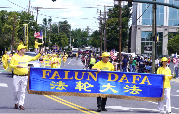 5月26日,美国大华府地区马里兰州罗克韦尔市和弗吉尼亚州的瀑布教堂市举行了阵亡将士纪念日游行。华府部分法轮功学员应邀参加,受到当地民众的喜爱。(张予/大纪元)
