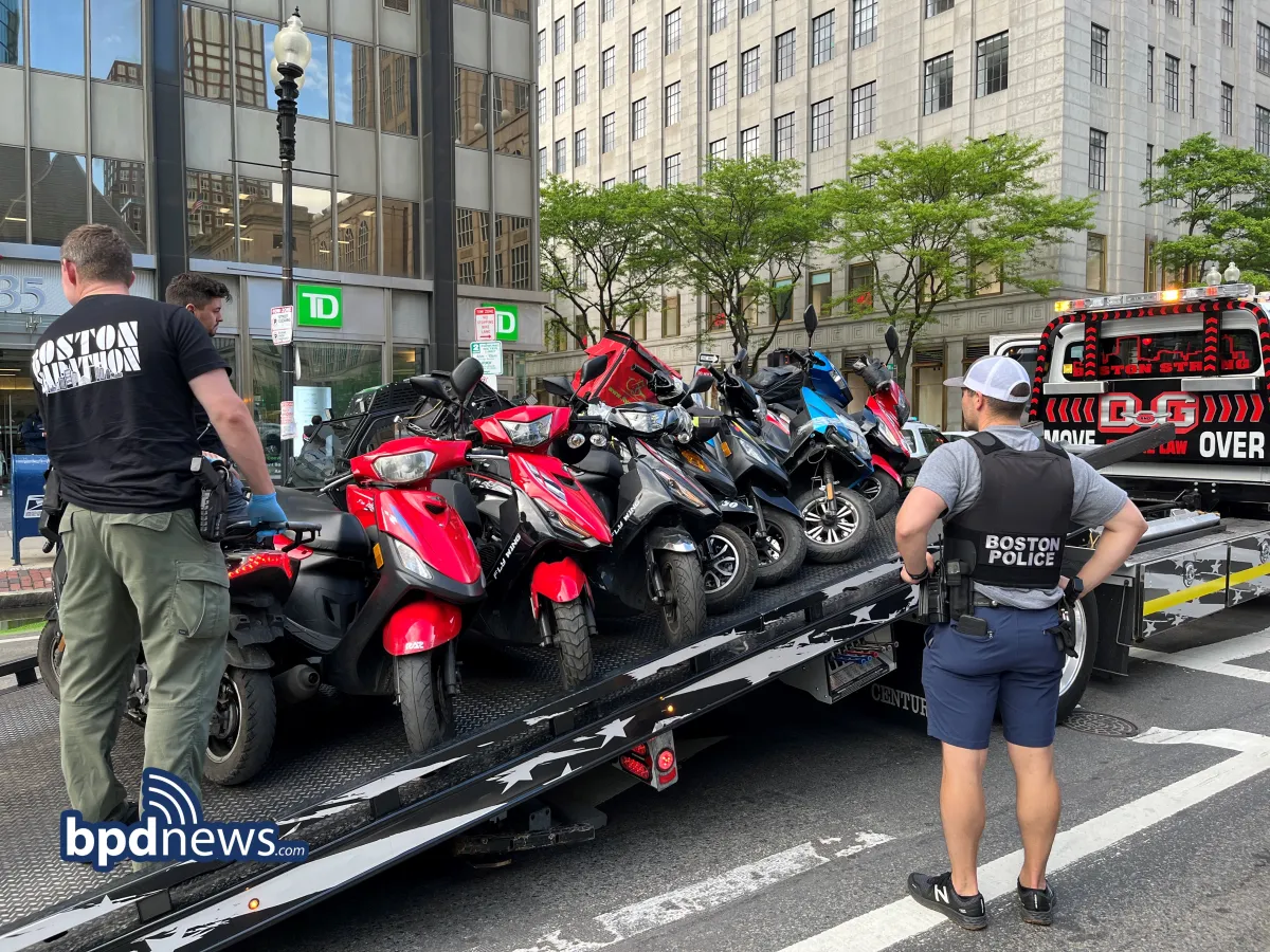 市区小摩托横冲直撞波士顿警方突击严查| 小型摩托| 波士顿警察| 危险驾驶| 大纪元, image size:1200x900
