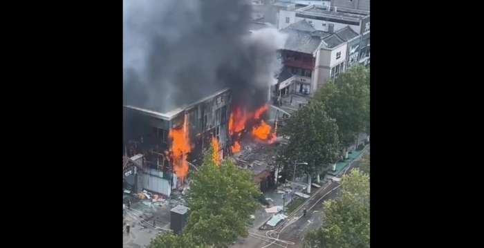 济南步行街发生火灾 至少5伤1人失联