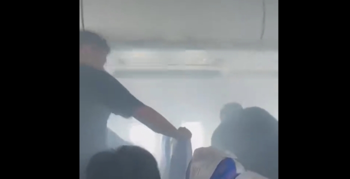 乘客电池充电宝冒烟 南航客机紧急迫降