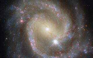 螺旋星系NGC 3507像風車 外觀與伴星系不同