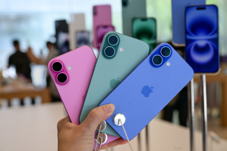 金管会12日公布最新统计,国人10月刷卡金额增至新台币4,048亿元。图为iphone。(资料照)
