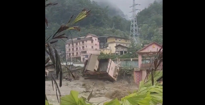 云南暴雨引发洪涝 贡山四层楼民宅整栋坠江
