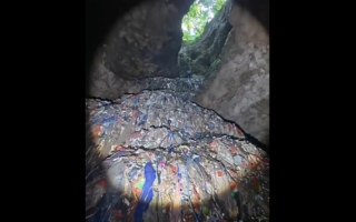 张家界溶洞沦为垃圾场 垃圾堆积7层楼高