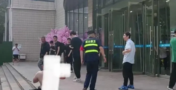 武汉大学学生在食堂无差别砍人后自杀