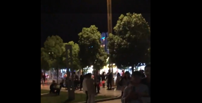 云南大理突发5.0级地震 居民纷纷下楼避难