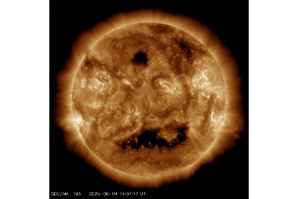 NASA發布6月4日太陽照：一張巨嘴 面露驚訝